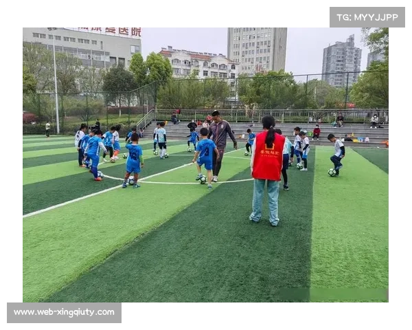 米兰球迷组织慈善活动，社区足球诊所吸引百名儿童参与